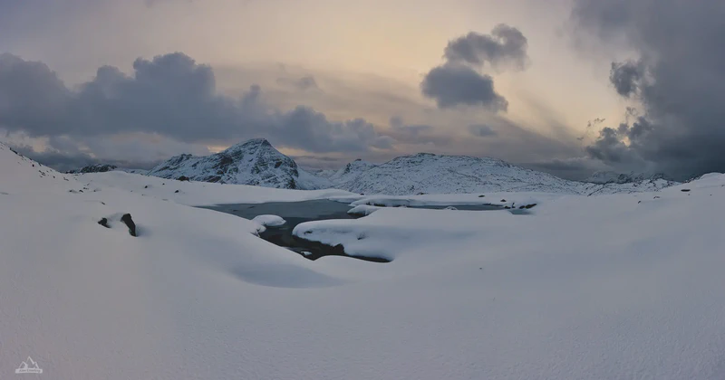 ASCII   Kolor stitching | 15 pictures | Size: 4908 x 2573 | Lens: Standard | RMS: 2.77 | FOV: 132.84 x 62.44 ~ -2.64 | Projection: Cylindrical | Color: LDR |